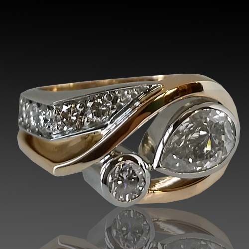 Vintage ring i uregelmässig form lavet af guld og sylver med zirconia 