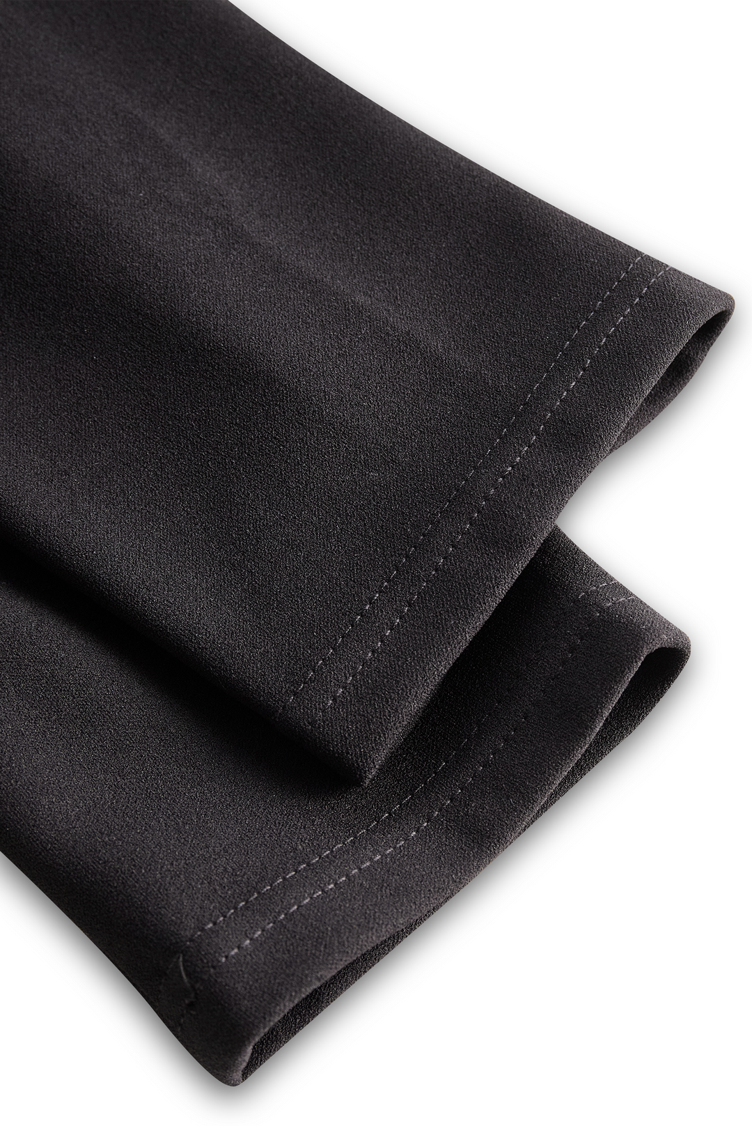 Raffineret sort kjole med bælte og mandarinkrave 