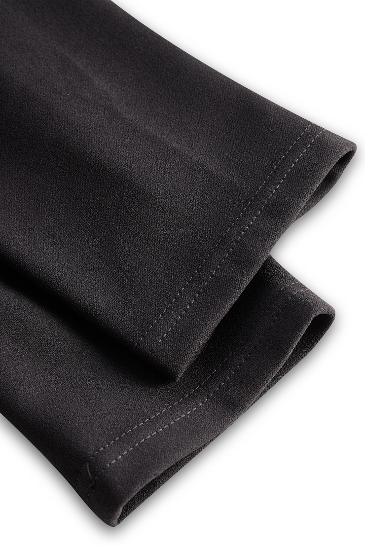 Raffineret sort kjole med bælte og mandarinkrave 