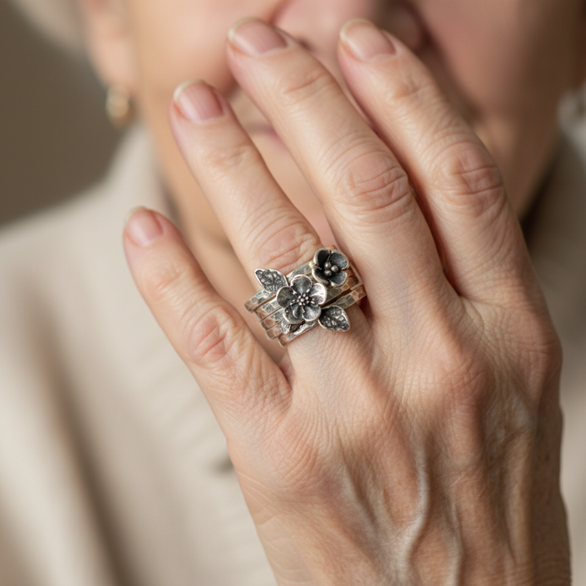 Vintage Lagdelt Ring med Blomst i Sølv 