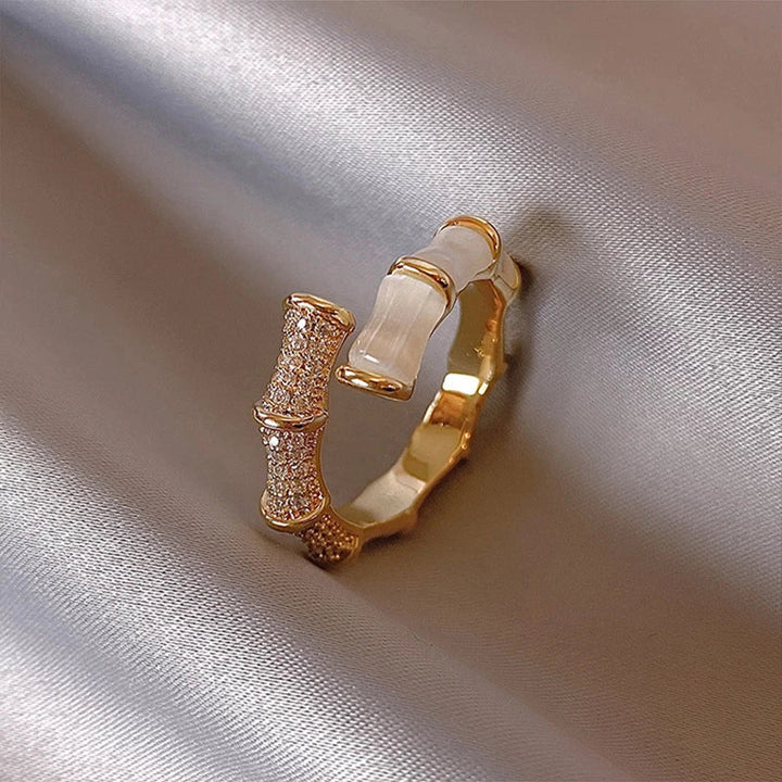 Luksuriøs Justerbar Ring med Hvid Opal i Guld 