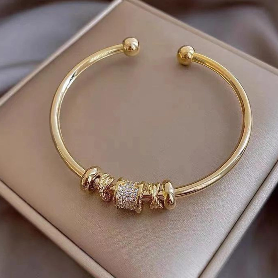 Justerbart armbånd med gildne vedhæng