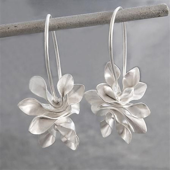 Vintage sølvørringe med uregelamseille blomster