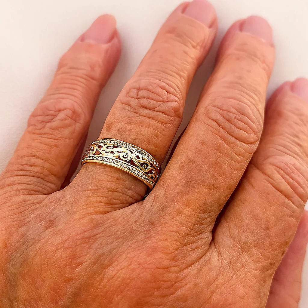 Guld, skinnende og tom ring 