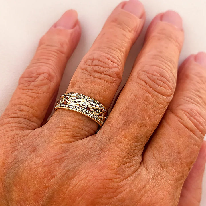 Guld, skinnende og tom ring 
