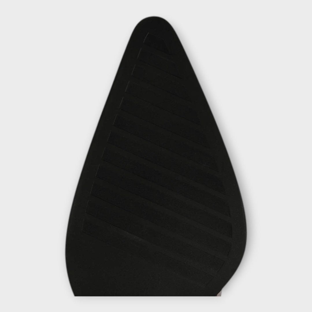 Sko med krokodillemønster og en elegant hæl