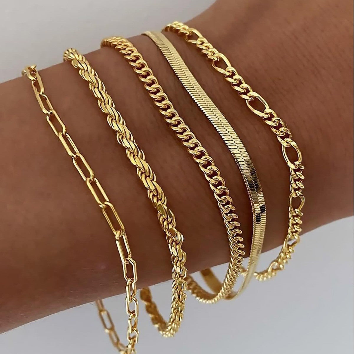 Sæt med gyldne armbånd 