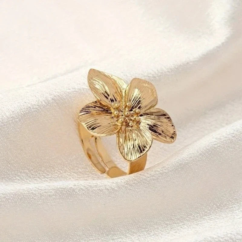Blomsterring i guld 