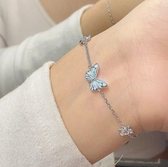 Sæt med halskæde og armbande med lysende blau sofferfolf 