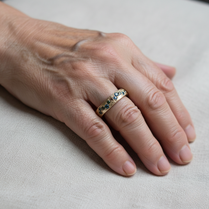 Farverig vintage guldring 