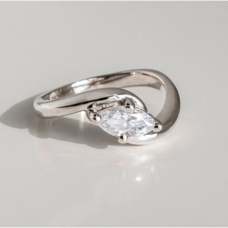 Vintage ring i bølget sølv med zirkon