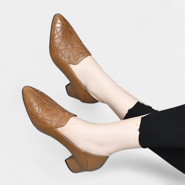 Olene – Pumps med broderi