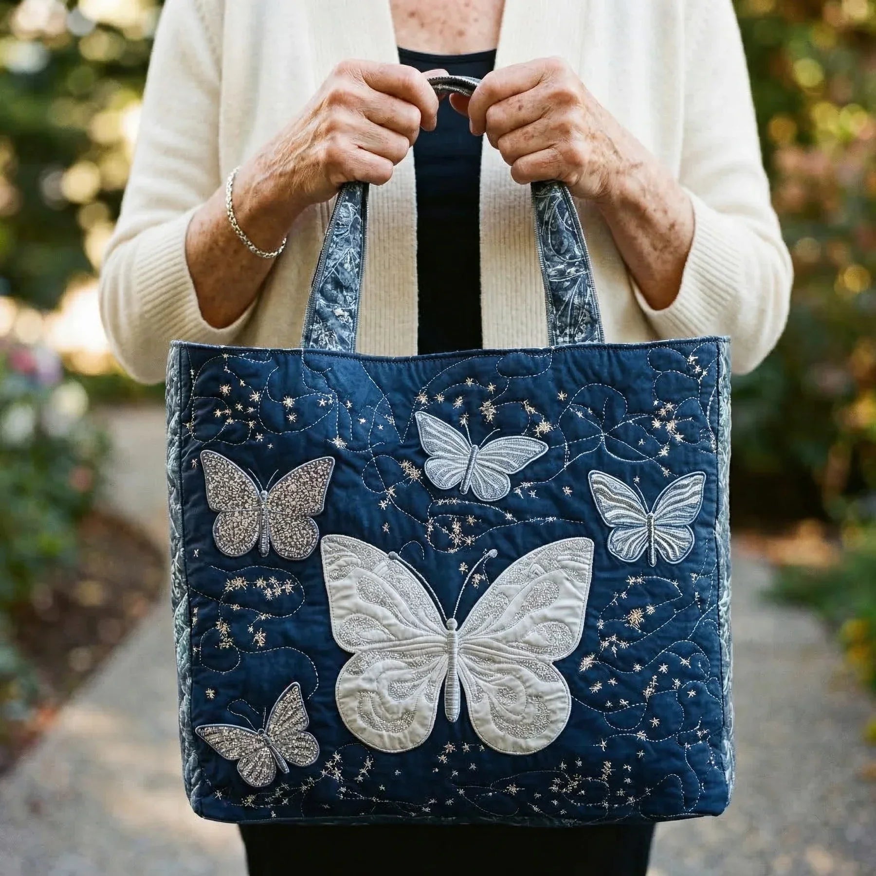 HÅNDLAVET TASKE - SØLVFARVEDE SOMMERFUGL