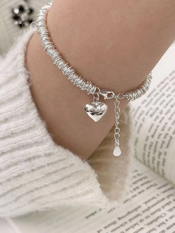 Elegant armbånd med hjerte og sølv