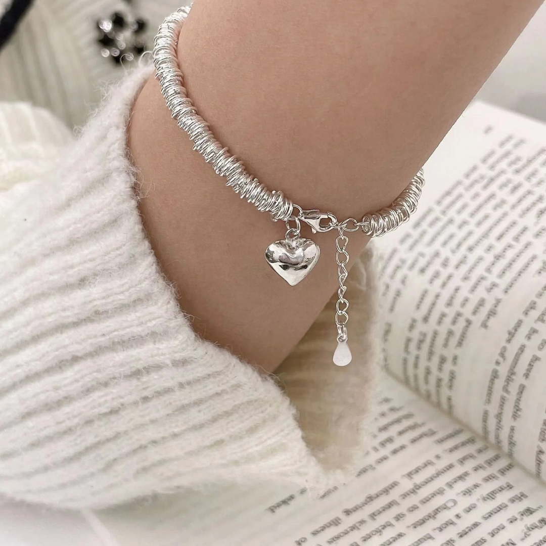 Elegant armbånd med hjerte og sølv