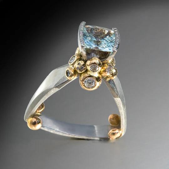 Vintage ring i guld og sølv med blå zirkon 