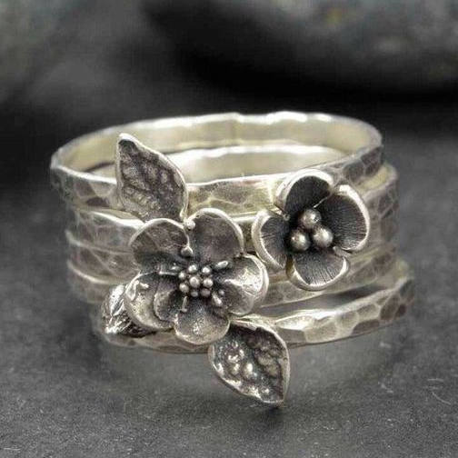 Vintage Lagdelt Ring med Blomst i Sølv