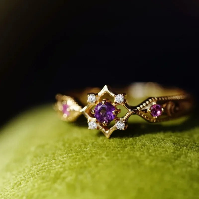 Justerbar Geometrisk Vintage Ring i Guld og Lilla Ametystkrystaller