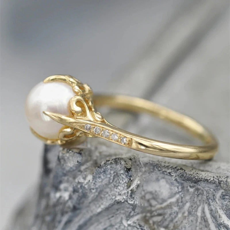 Vintage ring med en gylden perle i center 