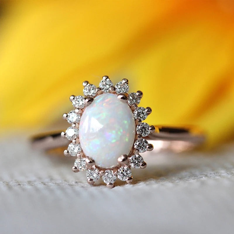 Vintage ring i rosaguld med oval opal og kant af radiant krystal