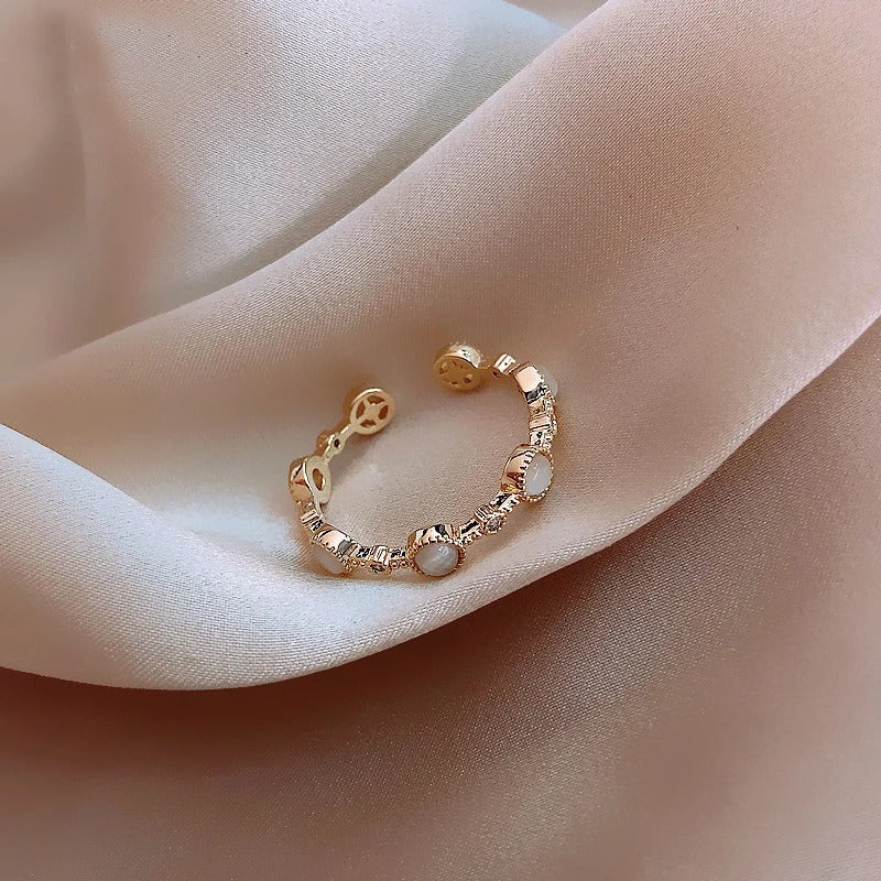 Klassisk Rund Justerbar Ring i Guld og Krystaller 