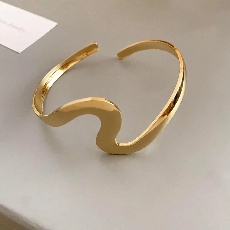 Klassisk åben armbånd med guld bølge