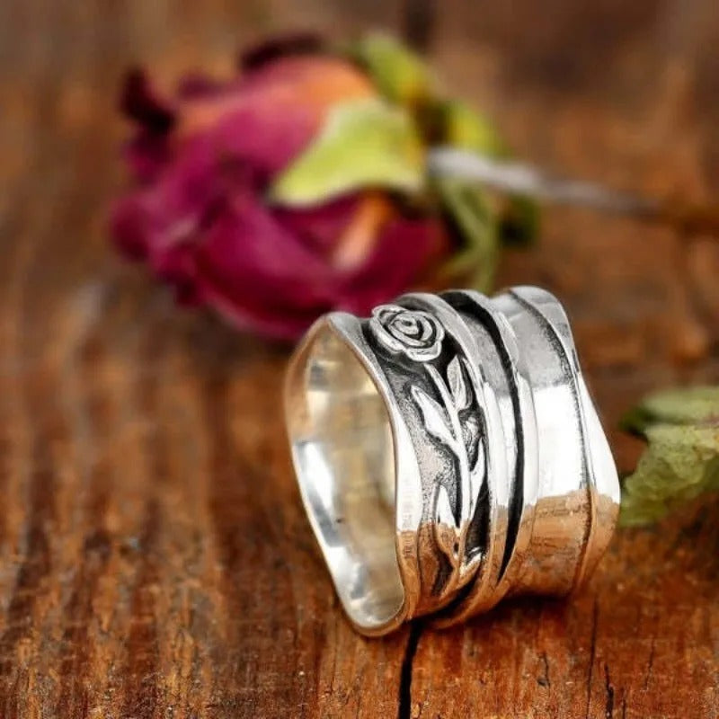 Ring med Blomstergravering i Sølv 