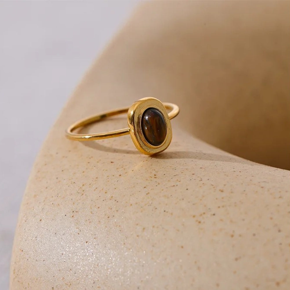 Vintage ring i guld med brun ædelsten 