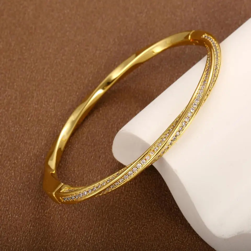 Elegant armbånd med krystaller og guld